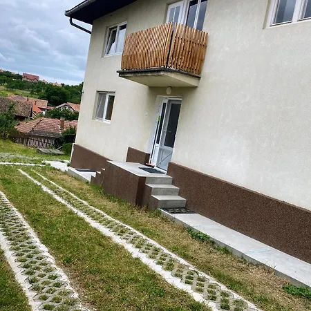 Farkaslaki Kulcsoshaz 山林小屋 *